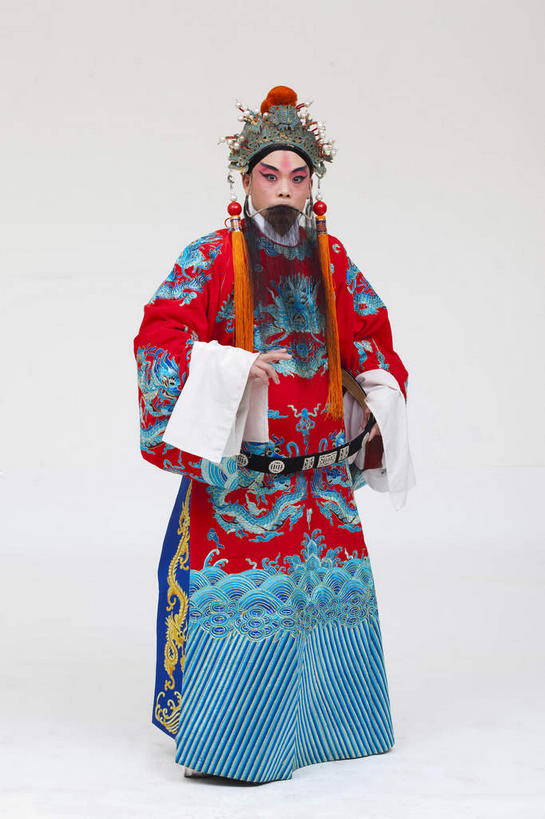 东方人,胡须,一个人,演员,电影明星,站,竖图,室内,白天,白色背景,正面,民族服装,化妆,美容,亚洲,仅一个男性,仅一个人,仅一个中年男性,表演,护肤,服装,注视,黄种人,文化,扮演,衣服,红色,蓝色,黑色,彩妆,观察,看,站着,保养,享受,休闲,放松,保健,摄影,服饰,影棚,观看,皇帝,权威,察看,演出,衣着,穿着,高贵,关注,中国文化,摄影棚,表演服,演出服,京剧,养颜,戏曲,国粹,刘备,皮黄,权力,统治,权势,衣饰,天子,九五之尊,圣上,统治者,陛下,官家,势力,道具服,男人,男性,中年男性,亚洲人,胡子,络腮胡,影视明星,站立,彩图,全身,影棚拍摄,传统服装,民俗服,拍摄,京剧服饰,国剧,京戏,平剧,中国戏曲,昭烈皇帝,烈祖,刘玄德,传统文化