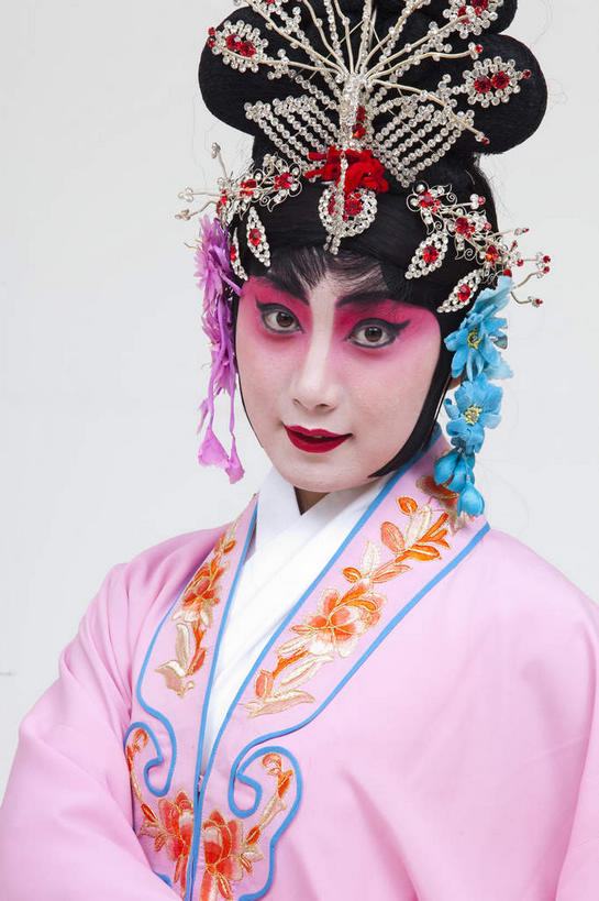 东方人,脸,头,脸颊,一个人,演员,电影明星,站,竖图,室内,特写,白天,白色背景,正面,民族服装,化妆,美容,亚洲,仅一个年轻女性,仅一个女性,仅一个人,表演,护肤,服装,注视,黄种人,文化,肩膀,扮演,衣服,粉色,彩妆,观察,看,站着,保养,享受,休闲,放松,美女,保健,摄影,服饰,影棚,观看,察看,演出,衣着,穿着,关注,中国文化,摄影棚,表演服,演出服,京剧,养颜,戏曲,国粹,貂蝉,皮黄,衣饰,玉人,佳人,道具服,年轻女性,女人,女性,亚洲人,头部,脸部,脸蛋,面部,影视明星,站立,半身,彩图,影棚拍摄,传统服装,民俗服,拍摄,京剧服饰,国剧,京戏,平剧,中国戏曲,四大美女,侍女,闭月,任红昌,传统文化,丽人,美人