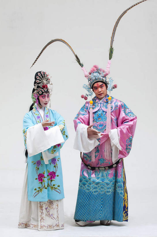 东方人,两个人,伙伴,朋友,演员,电影明星,站,竖图,室内,白天,白色背景,正面,民族服装,化妆,美容,友谊,合作,团队,亚洲,表演,护肤,服装,注视,黄种人,文化,扮演,衣服,粉色,蓝色,彩妆,观察,看,站着,保养,享受,休闲,放松,美女,战略,保健,摄影,服饰,影棚,观看,武将,察看,演出,衣着,穿着,关注,中国文化,摄影棚,表演服,演出服,京剧,将军,养颜,戏曲,国粹,貂蝉,皮黄,联合,合谋,衣饰,玉人,佳人,道具服,配合,协作,男人,男性,年轻女性,女人,女性,中年男性,亚洲人,影视明星,站立,彩图,全身,影棚拍摄,传统服装,民俗服,拍摄,京剧服饰,国剧,京戏,平剧,中国戏曲,四大美女,侍女,闭月,任红昌,传统文化,丽人,美人,吕布,吕奉先