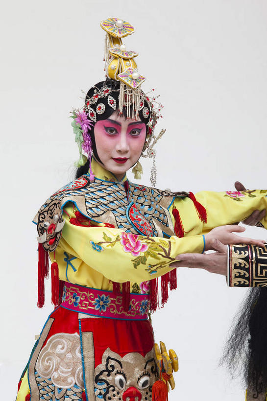 东方人,两个人,伙伴,朋友,演员,电影明星,站,竖图,室内,白天,白色背景,正面,民族服装,化妆,美容,友谊,合作,团队,亚洲,表演,护肤,服装,注视,黄种人,历史,文化,虞美人,扮演,衣服,彩妆,观察,看,站着,保养,享受,休闲,放松,战略,保健,摄影,服饰,影棚,观看,离开,察看,演出,衣着,穿着,关注,中国文化,摄影棚,传说,表演服,演出服,京剧,养颜,戏曲,国粹,皮黄,联合,合谋,军事家,衣饰,道具服,配合,协作,男人,男性,年轻女性,女人,女性,中年男性,亚洲人,影视明星,站立,半身,彩图,影棚拍摄,传统服装,民俗服,拍摄,京剧服饰,西楚霸王,项籍,项羽,国剧,京戏,平剧,中国戏曲,传统文化,霸王别姬,独断,虞姬