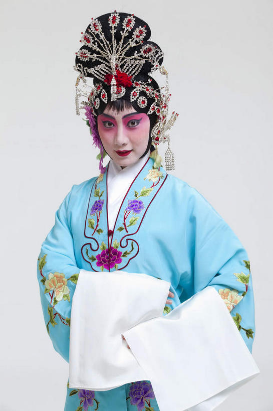 东方人,一个人,演员,电影明星,站,竖图,室内,白天,白色背景,正面,民族服装,化妆,美容,亚洲,仅一个年轻女性,仅一个女性,仅一个人,表演,护肤,服装,注视,黄种人,文化,扮演,衣服,蓝色,彩妆,观察,看,站着,保养,享受,休闲,放松,美女,保健,摄影,服饰,影棚,观看,察看,演出,衣着,穿着,关注,中国文化,摄影棚,表演服,演出服,京剧,养颜,戏曲,国粹,貂蝉,皮黄,衣饰,玉人,佳人,道具服,年轻女性,女人,女性,亚洲人,影视明星,站立,半身,彩图,影棚拍摄,传统服装,民俗服,拍摄,京剧服饰,国剧,京戏,平剧,中国戏曲,四大美女,侍女,闭月,任红昌,传统文化,丽人,美人