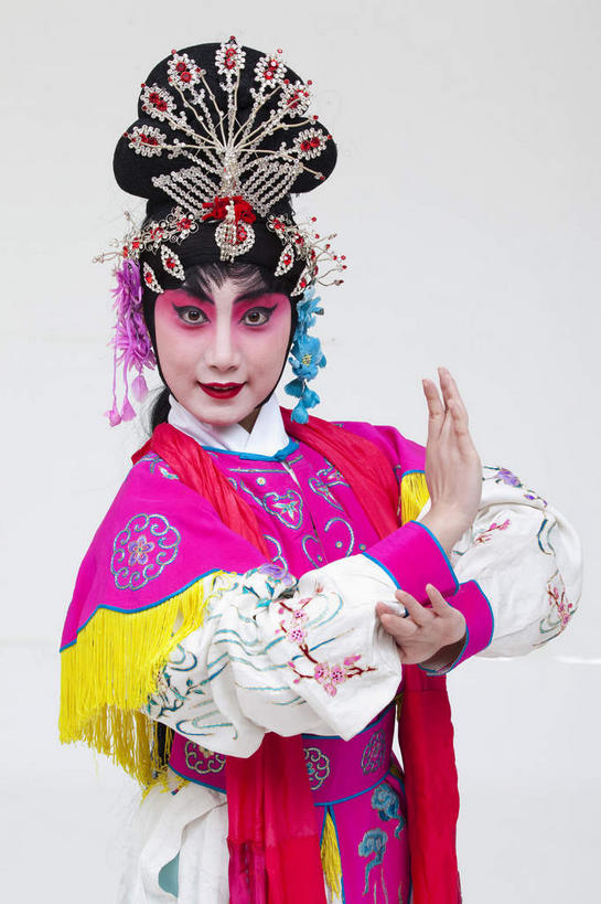 东方人,无名指,小指,一个人,演员,电影明星,站,竖图,室内,白天,白色背景,正面,民族服装,化妆,美容,亚洲,仅一个年轻女性,仅一个女性,仅一个人,表演,护肤,服装,注视,黄种人,文化,扮演,衣服,粉色,彩妆,观察,看,手势,站着,保养,享受,休闲,放松,保健,摄影,服饰,影棚,观看,兰花指,察看,演出,衣着,食指,穿着,关注,中国文化,摄影棚,表演服,演出服,京剧,养颜,戏曲,国粹,皮黄,衣饰,道具服,君子指,年轻女性,女人,女性,亚洲人,影视明星,站立,半身,彩图,影棚拍摄,传统服装,民俗服,拍摄,京剧服饰,国剧,京戏,平剧,中国戏曲,打手势,传统文化,天女,神女