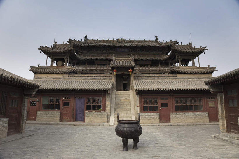 无人,横图,室外,白天,仰视,旅游,度假,名胜古迹,窗户,标志建筑,地标,建筑,中国,亚洲,阴影,遗迹,光线,瓦片,香炉,影子,墙,屋顶,顶棚,瓦,古迹,文物,娱乐,建设,古建筑,玻璃窗,墙壁,墙面,蓝色,蓝天,天空,阳光,天,祈祷,享受,休闲,旅游胜地,放松,许愿,宗教,建造,信仰,晴朗,祈求,祭奠,祭祀,祭坛,古文明,东亚,屋瓦,万里无云,中华人民共和国,华北地区,河北,河北省,冀,张家口,张家口市,敬拜,晴空,晴空万里,彩图,低角度拍摄,蔚县,蔚州