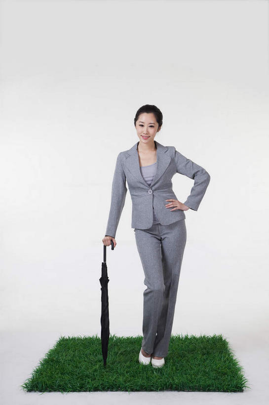 东方人,一个人,商务人士,商务女性,站,笑,微笑,露齿笑,竖图,室内,白天,白色背景,正面,草地,草坪,植物,亚洲,仅一个年轻女性,仅一个女性,仅一个人,一把,握,套装,伞,雨伞,遮阳伞,拿,拿着,注视,黄种人,阳伞,手叉腰,草,绿色,黑色,草皮,叉腰,观察,看,站着,握着,摄影,影棚,观看,察看,太阳伞,关注,摄影棚,商务装,工薪阶层,人造草皮,单手叉腰,年轻女性,女人,女性,亚洲人,白领,上班族,站立,彩图,全身,影棚拍摄,拍摄
