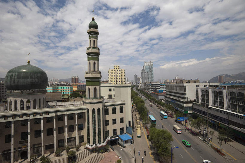 无人,家,横图,俯视,室外,白天,旅游,度假,名胜古迹,植物,标志建筑,道路,地标,建筑,路,公路,汽车,中国,亚洲,阴影,节日,遗迹,光线,影子,房屋,屋子,云,云朵,公寓,分界线,停车线,交通,云彩,古迹,文化,文物,娱乐,建设,古建筑,洋房,楼房,住宅,车,树,树木,蓝色,绿色,白云,蓝天,天空,阳光,自然,交通工具,轿车,天,驾驶,祈祷,行驶,享受,休闲,健康,旅游胜地,放松,许愿,宗教,信仰,生长,晴朗,成长,纪念,车行道,车行道分界线,操纵,祈求,控制,伊斯兰教,载具,清真寺,标线,驾车,古文明,东亚,操控,车行线,青海,青海省,西宁,东关清真大寺,中华人民共和国,省会,把持,西北地区,西宁市,青,平安,晴空,马路,彩图,高角度拍摄,房子,城东区,东关大街