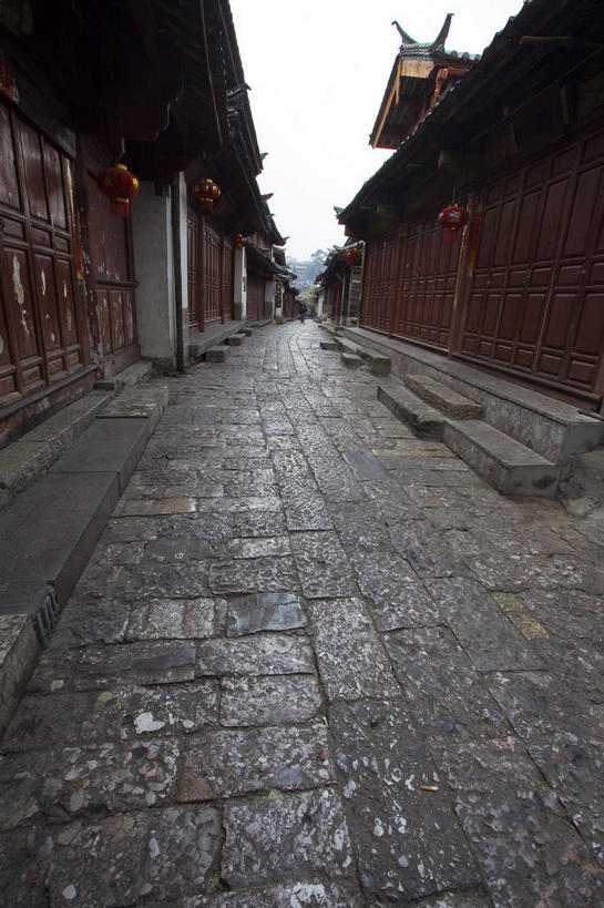 无人,家,竖图,室外,白天,正面,旅游,度假,名胜古迹,标志建筑,道路,地标,建筑,路,丽江,中国,亚洲,遗迹,瓦片,房屋,屋顶,屋子,小路,交通,顶棚,瓦,古迹,文物,娱乐,建设,古建筑,楼房,云南,住宅,天空,天,享受,休闲,旅游胜地,放松,建造,古文明,东亚,屋瓦,云南省,丽江古城,中华人民共和国,西南地区,滇,丽江市,彩图,房子,大研古城,丽江古镇