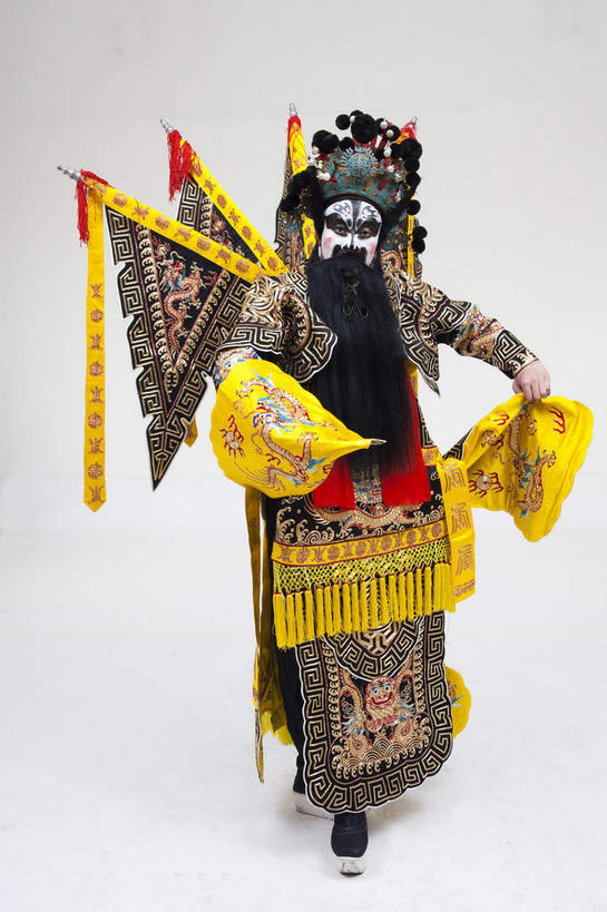 东方人,胡须,一个人,演员,电影明星,站,竖图,室内,白天,白色背景,正面,民族服装,化妆,美容,亚洲,仅一个男性,仅一个人,仅一个中年男性,表演,护肤,握,服装,拿,拿着,注视,黄种人,文化,扮演,衣服,黄色,黑色,彩妆,观察,看,站着,保养,享受,休闲,放松,握着,保健,摄影,服饰,影棚,观看,察看,演出,衣着,穿着,关注,中国文化,摄影棚,表演服,演出服,京剧,将军,养颜,戏曲,国粹,皮黄,衣饰,道具服,男人,男性,中年男性,亚洲人,胡子,络腮胡,影视明星,站立,彩图,全身,影棚拍摄,传统服装,民俗服,拍摄,京剧服饰,车骑将军,司隶校尉,张飞,张益德,张翼德,国剧,京戏,平剧,中国戏曲,传统文化
