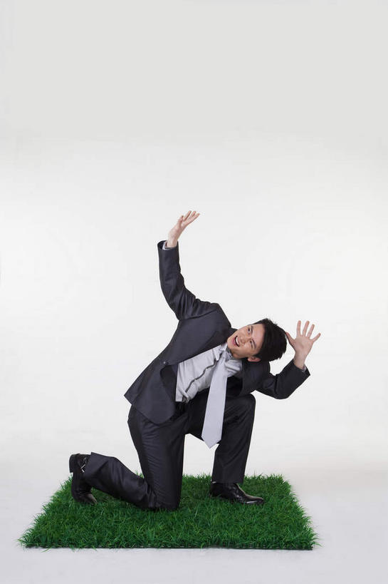 东方人,一个人,商务人士,商务男性,跪,举,竖图,室内,白天,白色背景,正面,衬衫,草地,草坪,植物,亚洲,仅一个男性,仅一个人,套装,领带,扭头,注视,黄种人,草,仅一个年轻男性,绿色,草皮,观察,看,托,转头,摄影,影棚,观看,察看,象征,庄重,关注,摄影棚,商务装,身份,工薪阶层,正式,地位,人造草皮,男人,男性,年轻男性,亚洲人,白领,上班族,跪着,举起,举手,举着,向上举,向上伸,向上托,彩图,全身,影棚拍摄,衬衣,拍摄