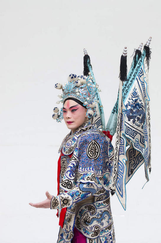东方人,一个人,演员,电影明星,站,竖图,室内,白天,白色背景,正面,民族服装,化妆,美容,亚洲,仅一个男性,仅一个人,表演,护肤,服装,注视,黄种人,文化,扮演,仅一个年轻男性,衣服,蓝色,彩妆,观察,看,站着,保养,享受,休闲,放松,保健,摄影,服饰,影棚,观看,察看,演出,衣着,穿着,关注,中国文化,摄影棚,表演服,演出服,京剧,将军,养颜,戏曲,国粹,皮黄,衣饰,将领,道具服,男人,男性,年轻男性,亚洲人,影视明星,站立,半身,彩图,影棚拍摄,传统服装,民俗服,拍摄,京剧服饰,国剧,京戏,平剧,中国戏曲,传统文化,永昌亭侯,赵云,赵子龙