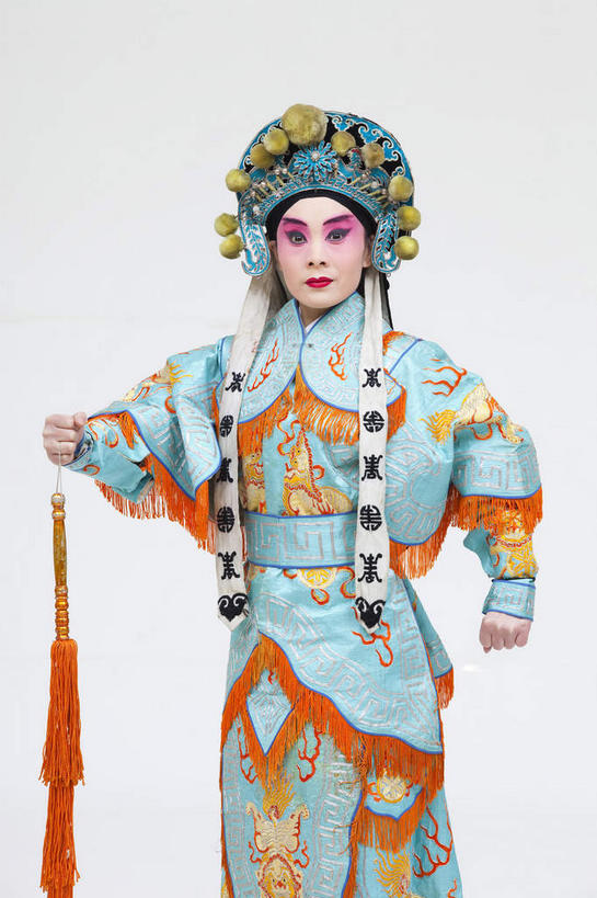 东方人,一个人,演员,电影明星,站,竖图,室内,白天,白色背景,正面,民族服装,化妆,美容,亚洲,仅一个年轻女性,仅一个女性,仅一个人,表演,护肤,服装,注视,黄种人,文化,扮演,衣服,彩妆,观察,看,站着,保养,享受,休闲,放松,保健,摄影,服饰,影棚,观看,察看,演出,衣着,穿着,关注,中国文化,摄影棚,表演服,演出服,京剧,将军,养颜,戏曲,国粹,花木兰,皮黄,衣饰,英雄,道具服,年轻女性,女人,女性,亚洲人,影视明星,站立,半身,彩图,影棚拍摄,传统服装,民俗服,拍摄,京剧服饰,国剧,京戏,平剧,中国戏曲,孝烈将军,女中丈夫,女中豪杰,女将,巾帼英雄,巾帼须眉,传统文化