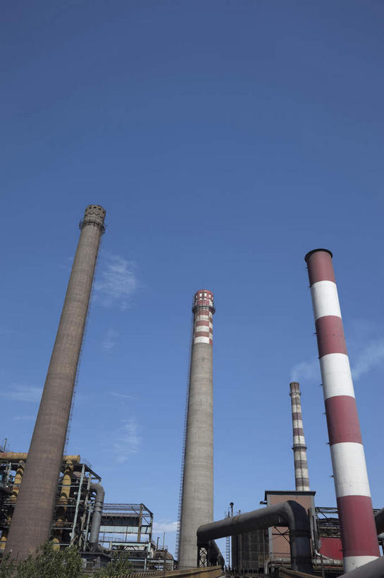 无人,工厂,竖图,室外,白天,仰视,旅游,度假,烟囱,草地,草坪,美景,植物,城市风光,标志建筑,城市,地标,建筑,北京,中国,亚洲,阴影,光线,影子,景观,云,云朵,首都,云彩,娱乐,建设,草,树,树木,蓝色,绿色,白云,蓝天,天空,阳光,自然,天,享受,休闲,景色,放松,工业,生长,晴朗,成长,熔炉,东亚,钢铁厂,中华人民共和国,北京市,京,北平,华北地区,石景山区,晴空,彩图,低角度拍摄,制造厂,生产工厂,首钢,首钢集团,石景山