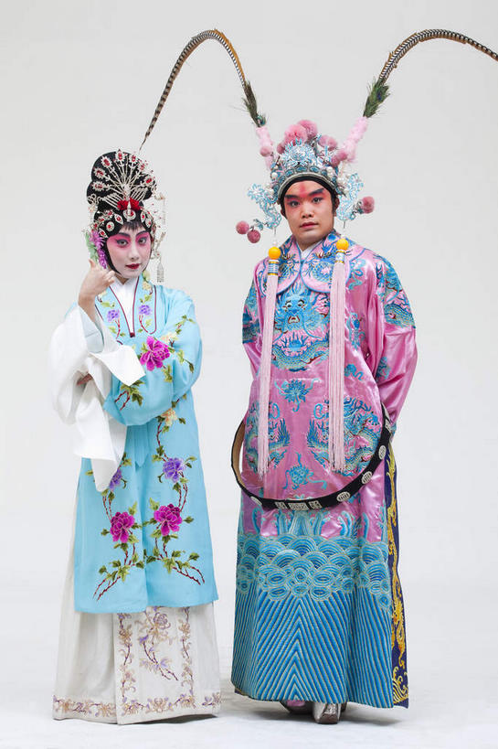 东方人,两个人,伙伴,朋友,演员,电影明星,站,竖图,室内,白天,白色背景,正面,民族服装,化妆,美容,友谊,合作,团队,亚洲,表演,护肤,服装,注视,黄种人,文化,扮演,衣服,粉色,蓝色,彩妆,观察,看,站着,保养,享受,休闲,放松,美女,战略,保健,摄影,服饰,影棚,观看,武将,察看,演出,衣着,穿着,关注,中国文化,摄影棚,表演服,演出服,京剧,将军,养颜,戏曲,国粹,貂蝉,皮黄,联合,合谋,衣饰,玉人,佳人,道具服,配合,协作,男人,男性,年轻女性,女人,女性,中年男性,亚洲人,影视明星,站立,彩图,全身,影棚拍摄,传统服装,民俗服,拍摄,京剧服饰,国剧,京戏,平剧,中国戏曲,四大美女,侍女,闭月,任红昌,传统文化,丽人,美人,吕布,吕奉先