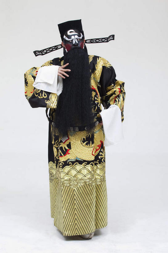 东方人,胡须,一个人,演员,电影明星,站,竖图,室内,白天,白色背景,正面,民族服装,化妆,美容,竞争,亚洲,仅一个男性,仅一个人,仅一个中年男性,一把,表演,对抗,护肤,握,服装,冲突,拿,拿着,注视,黄种人,破坏,文化,扮演,衣服,黄色,黑色,彩妆,观察,看,站着,保养,享受,休闲,武器,放松,战争,握着,保健,摄影,服饰,影棚,观看,损坏,察看,演出,剑,攻击,威胁,衣着,穿着,对立,关注,矛盾,中国文化,摄影棚,兵器,防御,表演服,演出服,京剧,养颜,戏曲,国粹,包公,皮黄,敌对,挫败,斗争,抗拒,抗衡,杀伤,威慑,衣饰,官员,道具服,百兵之君,短兵,危险,男人,男性,中年男性,亚洲人,胡子,络腮胡,影视明星,站立,彩图,全身,影棚拍摄,传统服装,民俗服,拍摄,京剧服饰,国剧,京戏,平剧,中国戏曲,官吏,官臣,包拯,包希仁,包青天,传统文化