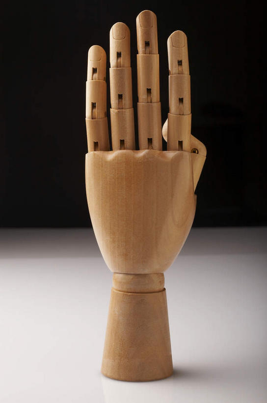 手,无人,竖图,室内,特写,白天,正面,静物,阴影,黑色背景,反射,木制,影子,木制品,手势,手部,手语,摄影,影棚,单手,摄影棚,哑语,语言,交流,沟通,彩图,影棚拍摄,拍摄
