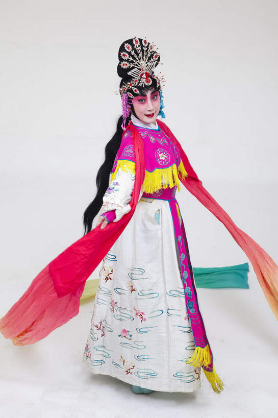 东方人,一个人,演员,电影明星,站,竖图,室内,白天,白色背景,正面,民族服装,化妆,美容,亚洲,仅一个年轻女性,仅一个女性,仅一个人,表演,护肤,握,服装,拿,拿着,注视,黄种人,文化,扮演,衣服,粉色,彩妆,观察,看,站着,保养,享受,休闲,放松,握着,保健,摄影,服饰,影棚,观看,察看,演出,衣着,穿着,关注,中国文化,摄影棚,表演服,演出服,京剧,养颜,戏曲,国粹,皮黄,衣饰,道具服,年轻女性,女人,女性,亚洲人,影视明星,站立,彩图,全身,影棚拍摄,传统服装,民俗服,拍摄,京剧服饰,国剧,京戏,平剧,中国戏曲,传统文化,天女,神女