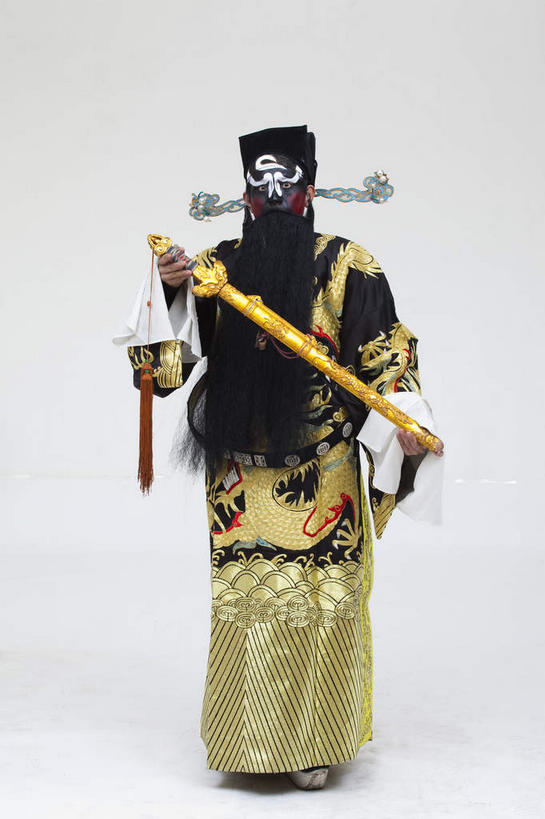 东方人,胡须,一个人,演员,电影明星,站,竖图,室内,白天,白色背景,正面,民族服装,化妆,美容,竞争,亚洲,仅一个男性,仅一个人,仅一个中年男性,一把,表演,对抗,护肤,握,服装,冲突,拿,拿着,注视,黄种人,破坏,文化,扮演,衣服,黄色,黑色,彩妆,观察,看,站着,保养,享受,休闲,武器,放松,战争,握着,保健,摄影,服饰,影棚,观看,损坏,察看,演出,剑,攻击,威胁,衣着,穿着,对立,关注,矛盾,中国文化,摄影棚,兵器,防御,表演服,演出服,京剧,养颜,戏曲,国粹,包公,皮黄,敌对,挫败,斗争,抗拒,抗衡,杀伤,威慑,衣饰,官员,道具服,百兵之君,短兵,危险,男人,男性,中年男性,亚洲人,胡子,络腮胡,影视明星,站立,彩图,全身,影棚拍摄,传统服装,民俗服,拍摄,京剧服饰,国剧,京戏,平剧,中国戏曲,官吏,官臣,包拯,包希仁,包青天,传统文化