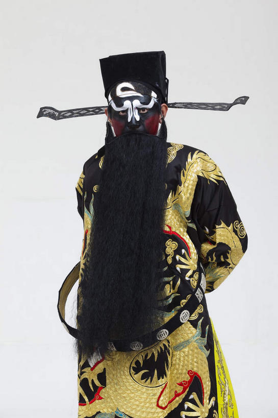 东方人,胡须,一个人,演员,电影明星,站,竖图,室内,白天,白色背景,正面,民族服装,化妆,美容,亚洲,仅一个男性,仅一个人,仅一个中年男性,表演,护肤,服装,注视,黄种人,文化,扮演,衣服,黄色,黑色,彩妆,观察,看,站着,保养,享受,休闲,放松,保健,摄影,服饰,影棚,观看,察看,演出,衣着,穿着,关注,中国文化,摄影棚,表演服,演出服,京剧,养颜,戏曲,国粹,包公,皮黄,衣饰,官员,道具服,男人,男性,中年男性,亚洲人,胡子,络腮胡,影视明星,站立,半身,彩图,影棚拍摄,传统服装,民俗服,拍摄,京剧服饰,国剧,京戏,平剧,中国戏曲,官吏,官臣,包拯,包希仁,包青天,传统文化