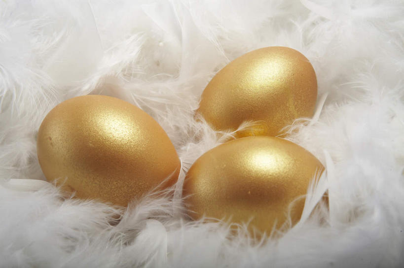 无人,横图,俯视,室内,特写,白天,静物,羽毛,阴影,轻盈,柔软,反射,影子,蛋,三个,白色,金色,金融,理财,经济,金蛋,流通,贸易,轻柔,卵,彩图,高角度拍摄