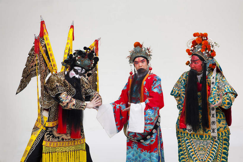 东方人,三个人,兄弟,伙伴,朋友,演员,电影明星,站,横图,室内,白天,白色背景,正面,民族服装,化妆,美容,友谊,合作,团队,亚洲,一排,表演,护肤,服装,整齐,注视,黄种人,文化,扮演,排列,衣服,彩妆,观察,看,手势,站着,保养,享受,休闲,放松,战略,保健,摄影,服饰,影棚,观看,皇帝,权威,察看,演出,衣着,穿着,队列,高贵,关注,中国文化,摄影棚,表演服,演出服,京剧,将军,养颜,戏曲,国粹,关公,刘备,皮黄,联合,合谋,权力,统治,权势,衣饰,天子,将领,九五之尊,圣上,统治者,陛下,官家,势力,道具服,配合,协作,男人,男性,中年男性,亚洲人,影视明星,站立,半身,彩图,影棚拍摄,传统服装,民俗服,拍摄,京剧服饰,车骑将军,司隶校尉,张飞,张益德,张翼德,国剧,京戏,平剧,中国戏曲,昭烈皇帝,烈祖,刘玄德,关长生,关羽,关云长,传统文化,结拜,情义,桃园结义,桃园三结义