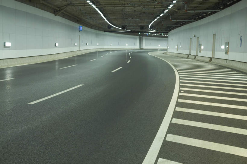 无人,横图,室内,白天,正面,道路,高速公路,路,公路,照明,阴影,曲折,弯曲,光线,隧道,影子,灯光,分界线,停车线,交通,顶灯,灯,灯具,蜿蜒,车行道,车行道分界线,照亮,照明设备,地道,标线,车行线,马路,彩图,高等级公路