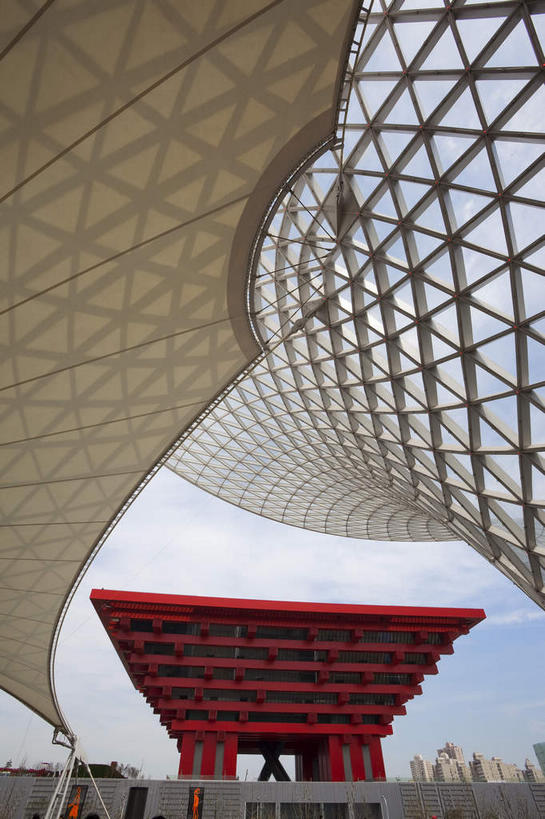 无人,竖图,室外,白天,仰视,旅游,度假,美景,窗户,城市风光,标志建筑,城市,地标,建筑,上海,中国,亚洲,阴影,光线,影子,景观,云,云朵,云彩,娱乐,建设,玻璃窗,红色,蓝色,白云,蓝天,天空,阳光,天,享受,休闲,上海世博馆,世博馆,世博轴,中国国家馆,上海世博会,世博,世博会,景色,放松,晴朗,申,中国馆,东亚,世博园,阳光谷,上海市,东方之冠,中华人民共和国,沪,华东地区,晴空,彩图,低角度拍摄