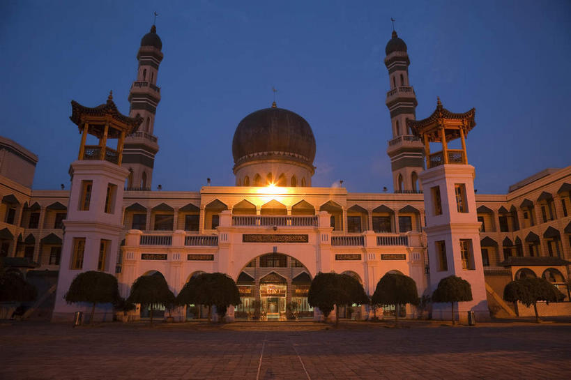 无人,横图,室外,夜晚,仰视,旅游,度假,名胜古迹,植物,标志建筑,地标,建筑,中国,亚洲,阴影,节日,遗迹,光线,影子,灯光,古迹,文化,文物,娱乐,建设,古建筑,树,树木,蓝色,绿色,蓝天,天空,自然,天,祈祷,享受,休闲,健康,旅游胜地,放松,许愿,宗教,信仰,生长,成长,纪念,祈求,伊斯兰教,清真寺,古文明,东亚,青海,青海省,西宁,东关清真大寺,中华人民共和国,省会,西北地区,西宁市,青,平安,彩图,低角度拍摄,城东区,东关大街