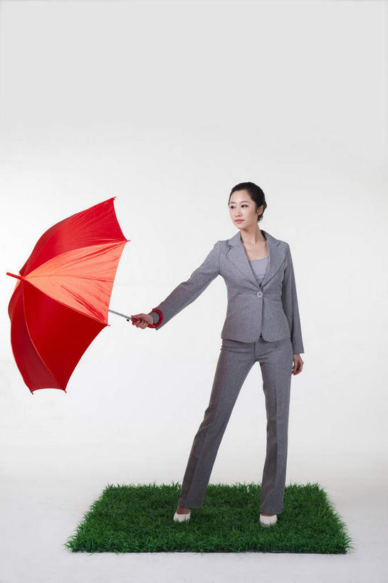 东方人,一个人,商务人士,商务女性,站,竖图,室内,白天,白色背景,正面,草地,草坪,植物,亚洲,仅一个年轻女性,仅一个女性,仅一个人,一把,握,套装,伞,雨伞,遮阳伞,拿,拿着,注视,黄种人,阳伞,草,红色,绿色,草皮,观察,看,站着,握着,摄影,影棚,观看,察看,太阳伞,关注,摄影棚,商务装,工薪阶层,人造草皮,年轻女性,女人,女性,亚洲人,白领,上班族,站立,彩图,全身,影棚拍摄,拍摄