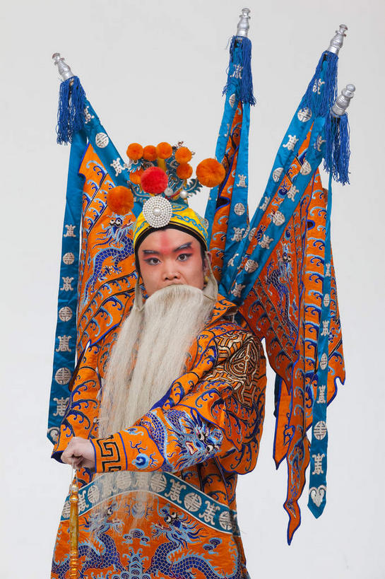东方人,胡须,一个人,演员,电影明星,站,竖图,室内,白天,白色背景,正面,民族服装,化妆,美容,亚洲,仅一个男性,仅一个人,仅一个中年男性,表演,护肤,服装,注视,黄种人,文化,扮演,衣服,白色,彩妆,观察,看,站着,保养,享受,休闲,橙色,放松,保健,摄影,服饰,影棚,观看,察看,演出,衣着,穿着,关注,中国文化,摄影棚,表演服,演出服,京剧,将军,养颜,戏曲,国粹,皮黄,衣饰,将领,道具服,男人,男性,中年男性,亚洲人,胡子,络腮胡,影视明星,站立,半身,彩图,影棚拍摄,传统服装,民俗服,拍摄,京剧服饰,国剧,京戏,平剧,中国戏曲,传统文化,关内侯,后将军,汉升,黄忠