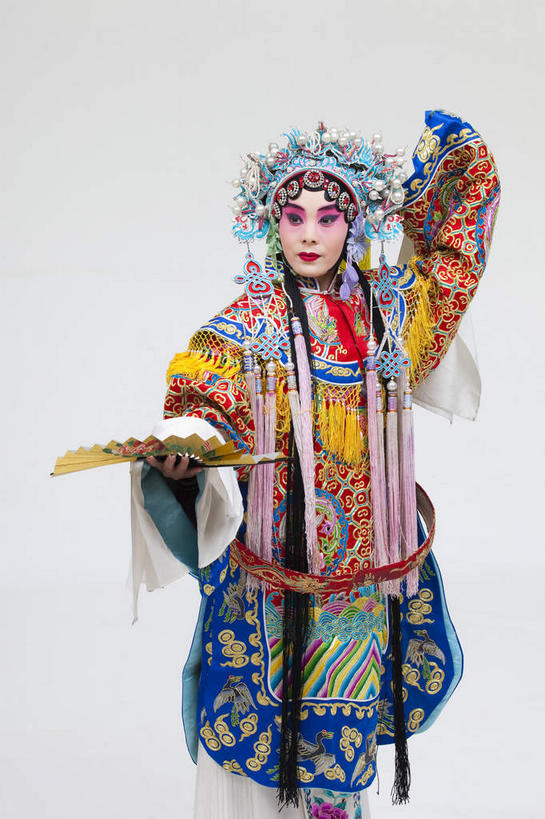 东方人,一个人,演员,电影明星,音乐家,站,举,竖图,室内,白天,白色背景,正面,民族服装,化妆,美容,亚洲,仅一个年轻女性,仅一个女性,仅一个人,一把,表演,护肤,握,服装,扇子,折扇,纸扇,清凉,拿,拿着,注视,黄种人,凉爽,文化,扮演,衣服,彩妆,观察,看,托,站着,保养,享受,休闲,放松,美女,握着,保健,摄影,服饰,影棚,观看,察看,演出,衣着,穿着,关注,中国文化,摄影棚,表演服,演出服,京剧,养颜,戏曲,国粹,杨贵妃,杨玉环,皮黄,撒扇,衣饰,玉人,佳人,道具服,年轻女性,女人,女性,亚洲人,舞蹈家,影视明星,举起,举手,举着,向上举,向上伸,向上托,站立,彩图,全身,影棚拍摄,传统服装,民俗服,拍摄,京剧服饰,国剧,京戏,平剧,中国戏曲,四大美女,贵妃,羞花,杨太真,传统文化,丽人,美人