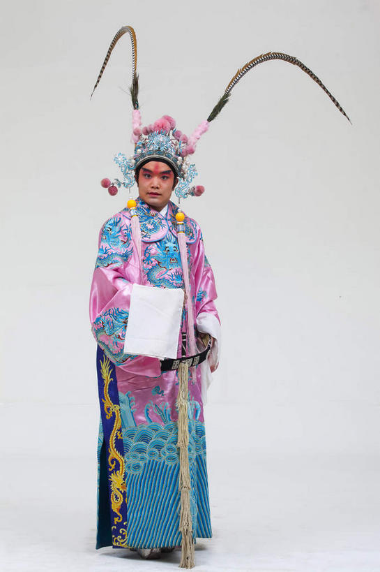 东方人,一个人,演员,电影明星,站,竖图,室内,白天,白色背景,正面,民族服装,化妆,美容,亚洲,仅一个男性,仅一个人,表演,护肤,服装,注视,黄种人,文化,扮演,仅一个年轻男性,衣服,彩妆,观察,看,站着,保养,享受,休闲,放松,保健,摄影,服饰,影棚,观看,武将,察看,演出,衣着,穿着,关注,中国文化,摄影棚,表演服,演出服,京剧,将军,养颜,戏曲,国粹,皮黄,衣饰,道具服,男人,男性,年轻男性,亚洲人,影视明星,站立,彩图,全身,影棚拍摄,传统服装,民俗服,拍摄,京剧服饰,国剧,京戏,平剧,中国戏曲,传统文化,吕布,吕奉先