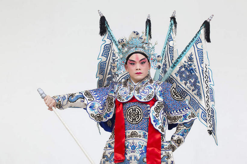 东方人,一个人,演员,电影明星,站,横图,室内,白天,白色背景,正面,民族服装,化妆,美容,竞争,亚洲,仅一个男性,仅一个人,一把,表演,对抗,护肤,握,服装,冲突,拿,拿着,注视,黄种人,破坏,文化,扮演,仅一个年轻男性,衣服,蓝色,彩妆,观察,看,站着,保养,享受,休闲,武器,放松,战争,握着,保健,摄影,服饰,影棚,观看,损坏,察看,演出,剑,攻击,威胁,衣着,穿着,对立,关注,矛盾,中国文化,摄影棚,兵器,防御,表演服,演出服,京剧,将军,养颜,戏曲,国粹,皮黄,敌对,挫败,斗争,抗拒,抗衡,杀伤,威慑,衣饰,将领,道具服,百兵之君,短兵,危险,男人,男性,年轻男性,亚洲人,影视明星,站立,半身,彩图,影棚拍摄,传统服装,民俗服,拍摄,京剧服饰,国剧,京戏,平剧,中国戏曲,传统文化,永昌亭侯,赵云,赵子龙