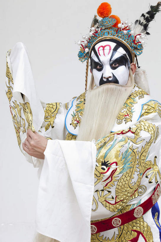 东方人,胡须,一个人,演员,电影明星,站,竖图,室内,白天,白色背景,正面,民族服装,化妆,美容,亚洲,仅一个男性,仅一个人,仅一个中年男性,表演,护肤,服装,神话,注视,黄种人,文化,扮演,衣服,白色,彩妆,观察,看,站着,保养,享受,休闲,放松,保健,摄影,龙王,服饰,影棚,观看,神仙,察看,演出,衣着,穿着,关注,中国文化,摄影棚,传说,表演服,演出服,京剧,养颜,戏曲,国粹,皮黄,衣饰,道具服,中国神话,男人,男性,中年男性,亚洲人,胡子,络腮胡,影视明星,站立,半身,彩图,影棚拍摄,传统服装,民俗服,拍摄,京剧服饰,国剧,京戏,平剧,中国戏曲,传统文化