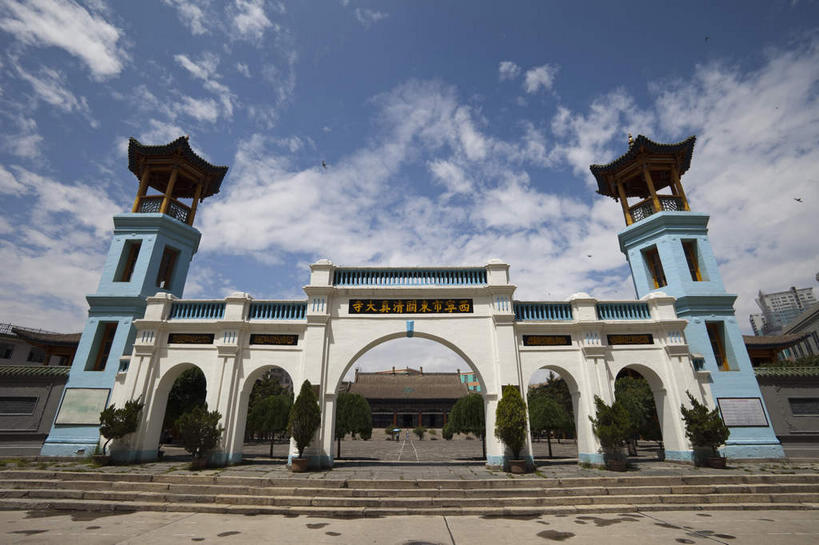 无人,抱,横图,室外,白天,仰视,旅游,度假,名胜古迹,植物,楼梯,标志建筑,地标,建筑,中国,亚洲,阴影,节日,遗迹,光线,影子,阶梯,云,云朵,云彩,古迹,文化,文物,娱乐,建设,古建筑,台阶,树,树木,蓝色,绿色,白云,蓝天,天空,阳光,自然,天,祈祷,享受,休闲,健康,旅游胜地,放松,许愿,宗教,信仰,生长,晴朗,成长,抱着,纪念,祈求,伊斯兰教,搂着,清真寺,古文明,东亚,青海,青海省,西宁,东关清真大寺,中华人民共和国,省会,西北地区,西宁市,青,平安,晴空,怀抱,搂,搂抱,相抱,拥抱,彩图,低角度拍摄,城东区,东关大街