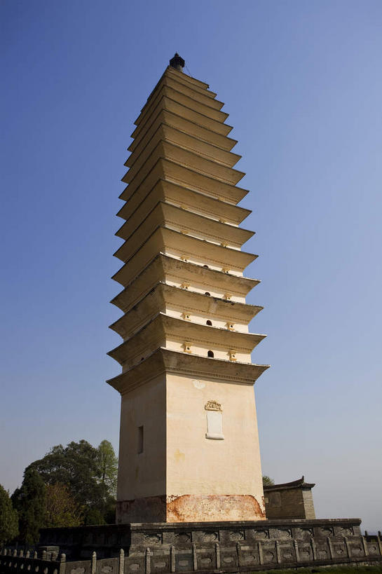 无人,竖图,室外,白天,正面,旅游,度假,名胜古迹,植物,标志建筑,地标,建筑,大理,中国,亚洲,阴影,遗迹,光线,影子,塔,古迹,文物,娱乐,建设,古建筑,宝塔,云南,佛塔,树,树木,蓝色,绿色,蓝天,天空,阳光,自然,天,享受,休闲,旅游胜地,放松,生长,晴朗,成长,古文明,东亚,云南省,万里无云,中华人民共和国,西南地区,崇圣寺,崇圣寺三塔,滇,大理州,大理白族自治州,浮图,浮屠,晴空,晴空万里,彩图,塔婆,浮图塔,浮头,佛图,大理崇圣寺,大理三塔,三塔,云南崇圣寺三塔