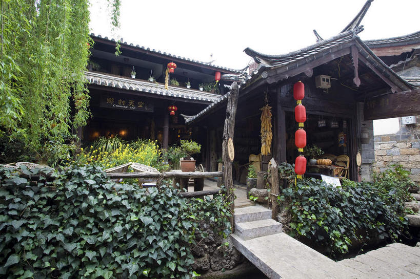 无人,横图,室外,白天,正面,旅游,度假,名胜古迹,植物,标志建筑,道路,地标,建筑,路,照明,丽江,中国,亚洲,遗迹,灯笼,瓦片,纸灯笼,小路,交通,瓦,古迹,文物,娱乐,建设,古建筑,云南,树,树木,红色,绿色,天空,自然,灯具,天,享受,休闲,旅游胜地,放松,建造,生长,成长,照亮,照明设备,古文明,东亚,屋瓦,云南省,丽江古城,中华人民共和国,西南地区,滇,丽江市,彩图,大研古城,丽江古镇,束河,束河古镇