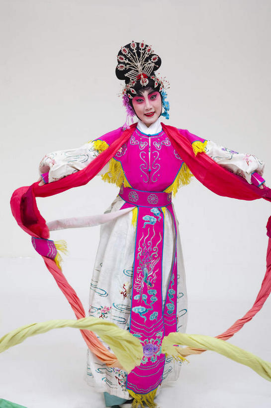 东方人,一个人,演员,站,伸展双臂,笑,微笑,竖图,室内,白天,白色背景,正面,民族服装,化妆,亚洲,仅一个年轻女性,仅一个女性,仅一个人,服装,装饰,丝绸,丝带,头饰,缎带,注视,黄种人,文化,发簪,绸带,衣服,粉色,彩妆,发饰,饰品,观察,看,站着,大衣,摄影,服饰,影棚,观看,华丽,修饰,点缀,察看,衣着,穿着,关注,中国文化,摄影棚,表演服,演出服,京剧,配饰,戏曲,国粹,皮黄,衬托,美观,雅致,雅观,簪子,衣饰,道具服,年轻女性,女人,女性,亚洲人,敞开双臂,伸开双臂,展开双肩,站立,张开手臂,张开双臂,半身,彩图,影棚拍摄,传统服装,民俗服,拍摄,京剧服饰,国剧,京戏,平剧,中国戏曲,传统文化,天女,神女,舞台妆,京剧演员