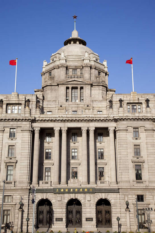 无人,高楼大厦,竖图,室外,白天,仰视,度假,美景,城市风光,标志建筑,城市,大厦,地标,建筑,摩天大楼,旗帜,国旗,上海,中国,亚洲,阴影,飘扬,光线,影子,景观,娱乐,建设,黄浦江,五星红旗,蓝色,蓝天,天空,阳光,外滩,天,享受,休闲,景色,晴朗,飘逸,申,飞扬,黄浦区,中国国旗,东亚,元芳大楼,中国通商银行大楼,中山东一路,上海市,万里无云,中华人民共和国,沪,华东地区,旗,晴空,晴空万里,彩图,低角度拍摄,大楼,高层建筑,高楼,摩天楼,红地五星旗,中华人民共和国国旗,黄埔滩,上海外滩,外黄埔滩,上海中国通商银行大楼