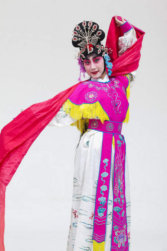 东方人,一个人,演员,站,举,竖图,室内,白天,白色背景,正面,民族服装,化妆,亚洲,仅一个年轻女性,仅一个女性,仅一个人,服装,装饰,丝绸,丝带,头饰,缎带,注视,黄种人,文化,发簪,绸带,衣服,粉色,彩妆,发饰,饰品,观察,看,托,站着,大衣,摄影,服饰,影棚,观看,华丽,修饰,点缀,察看,衣着,穿着,关注,中国文化,摄影棚,表演服,演出服,京剧,配饰,戏曲,国粹,皮黄,衬托,美观,雅致,雅观,簪子,衣饰,道具服,年轻女性,女人,女性,亚洲人,举起,举手,举着,向上举,向上伸,向上托,站立,半身,彩图,影棚拍摄,传统服装,民俗服,拍摄,京剧服饰,国剧,京戏,平剧,中国戏曲,传统文化,天女,神女,舞台妆,京剧演员