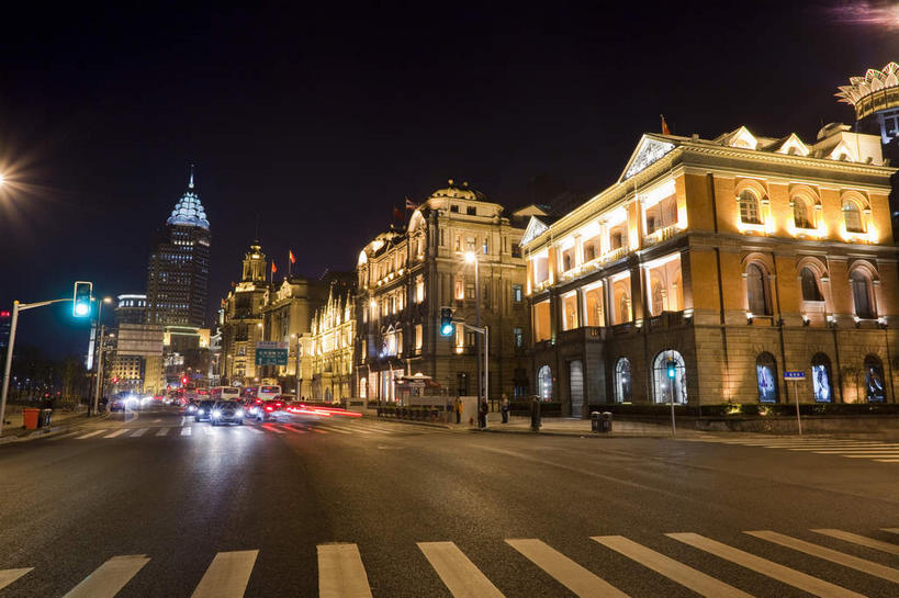 无人,高楼大厦,横图,室外,夜晚,正面,度假,安全,美景,城市风光,标志建筑,城市,大厦,道路,地标,建筑,路,摩天大楼,人行横道,夜景,公路,照明,上海,中国,亚洲,阴影,光线,影子,景观,红绿灯,建筑群,人行道,灯光,信号灯,交通,娱乐,建设,黄浦江,灯,天空,灯具,外滩,天,享受,休闲,景色,放松,警示,照亮,申,照明设备,提示,人行横道线,流通,黄浦区,东亚,亚细亚大楼,中山东一路,上海市,交通信号灯,前照灯,前大灯,车前灯,行人信号灯,中华人民共和国,沪,华东地区,斑马线,马路,彩图,大楼,高层建筑,高楼,摩天楼,黄埔滩,上海外滩,外黄埔滩,上海亚细亚大楼