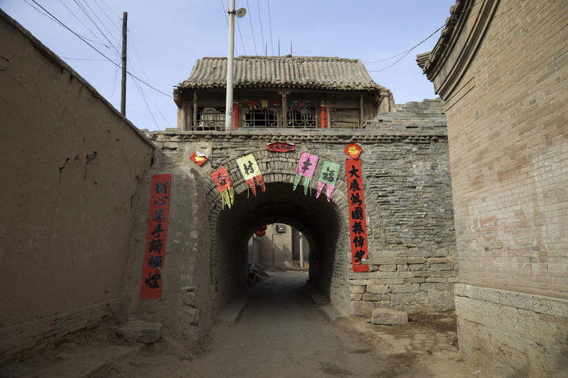 无人,横图,室外,白天,正面,旅游,度假,名胜古迹,标志建筑,地标,建筑,中国,对联,亚洲,阴影,遗迹,艺术,光线,标志,文字,影子,字符,手工艺品,墙,小巷,古迹,文化,文物,娱乐,标识,建设,城墙,古建筑,弄堂,墙壁,墙面,巷子,蓝色,蓝天,天空,阳光,工艺品,天,享受,休闲,汉字,旅游胜地,放松,晴朗,坚硬,高雅,中国文化,中文,防御,古文明,东亚,万里无云,中华人民共和国,华北地区,自信心,品位,国文,华文,河北,河北省,冀,张家口,张家口市,坚固,晴空,晴空万里,彩图,对子,楹联,蔚县,蔚州