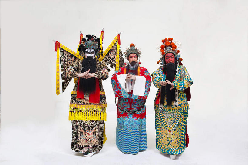 东方人,三个人,兄弟,伙伴,朋友,演员,站,横图,室内,白天,白色背景,正面,民族服装,友谊,合作,团队,旗帜,亚洲,一排,服装,整齐,并列,并排,头饰,祝福,注视,黄种人,文化,旗子,排列,衣服,发夹,发饰,夹子,观察,看,手势,站着,大衣,恭喜,战略,摄影,服饰,影棚,观看,皇帝,礼节,权威,察看,衣着,穿着,队列,高贵,关注,中国文化,摄影棚,祝贺,礼仪,平行,表演服,演出服,祝愿,京剧,将军,作揖,戏曲,国粹,拱手,关公,刘备,皮黄,联合,合谋,尊敬,恭敬,寒暄,恭贺,同喜,权力,统治,旌旗,旗号,权势,衣饰,天子,将领,九五之尊,圣上,统治者,陛下,官家,势力,道具服,配合,协作,男人,男性,中年男性,亚洲人,站立,彩图,全身,影棚拍摄,传统服装,民俗服,拍摄,京剧服饰,车骑将军,司隶校尉,张飞,张益德,张翼德,国剧,京戏,平剧,中国戏曲,昭烈皇帝,烈祖,刘玄德,关长生,关羽,关云长,打手势,传统文化,京剧演员,结拜,情义,桃园结义,桃园三结义