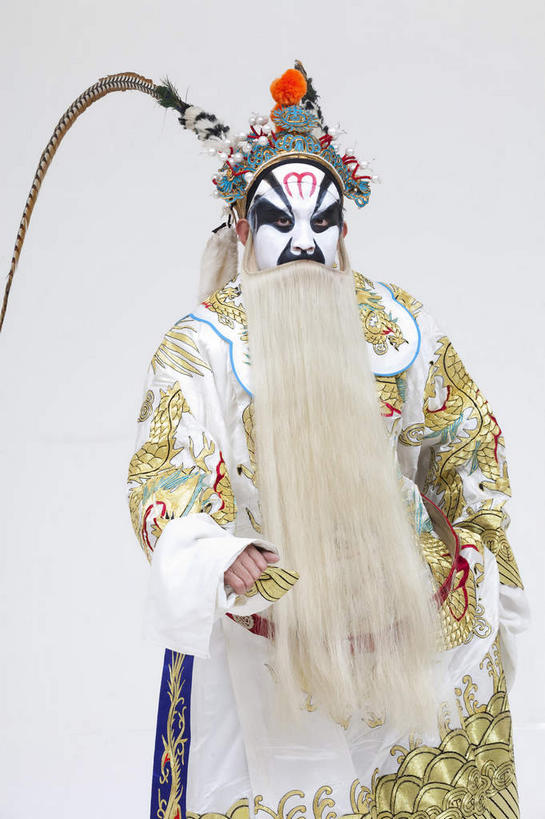 东方人,胡须,一个人,演员,站,竖图,室内,白天,白色背景,正面,民族服装,化妆,亚洲,仅一个男性,仅一个人,仅一个中年男性,服装,头饰,注视,黄种人,文化,衣服,彩妆,发夹,发饰,夹子,观察,看,站着,大衣,摄影,服饰,影棚,观看,察看,衣着,穿着,关注,中国文化,摄影棚,表演服,演出服,京剧,戏曲,国粹,皮黄,衣饰,道具服,男人,男性,中年男性,亚洲人,胡子,络腮胡,站立,半身,彩图,影棚拍摄,传统服装,民俗服,拍摄,京剧服饰,国剧,京戏,平剧,中国戏曲,传统文化,舞台妆,京剧演员