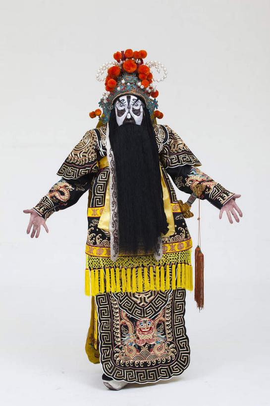 东方人,胡须,一个人,演员,站,伸展双臂,竖图,室内,白天,白色背景,正面,民族服装,化妆,亚洲,仅一个男性,仅一个人,仅一个中年男性,握,服装,头饰,注视,黄种人,文化,衣服,黑色,彩妆,发夹,发饰,夹子,观察,看,站着,大衣,握着,摄影,服饰,影棚,观看,察看,衣着,穿着,关注,中国文化,摄影棚,表演服,演出服,京剧,戏曲,国粹,皮黄,军事家,衣饰,道具服,男人,男性,中年男性,亚洲人,胡子,络腮胡,敞开双臂,伸开双臂,展开双肩,站立,张开手臂,张开双臂,半身,彩图,影棚拍摄,传统服装,民俗服,拍摄,京剧服饰,西楚霸王,项籍,项羽,国剧,京戏,平剧,中国戏曲,传统文化,舞台妆,京剧演员