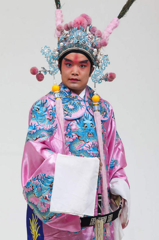 东方人,一个人,演员,站,竖图,室内,白天,白色背景,正面,民族服装,化妆,亚洲,仅一个男性,仅一个人,花纹,服装,布,头饰,图案,布纹,注视,黄种人,文化,仅一个年轻男性,衣服,白色,彩妆,发夹,发饰,夹子,观察,看,站着,大衣,摄影,服饰,影棚,观看,武将,布匹,察看,衣着,穿着,关注,中国文化,摄影棚,表演服,演出服,京剧,将军,戏曲,国粹,皮黄,衣饰,道具服,男人,男性,年轻男性,亚洲人,站立,半身,彩图,影棚拍摄,传统服装,民俗服,拍摄,京剧服饰,国剧,京戏,平剧,中国戏曲,传统文化,舞台妆,京剧演员,吕布,吕奉先