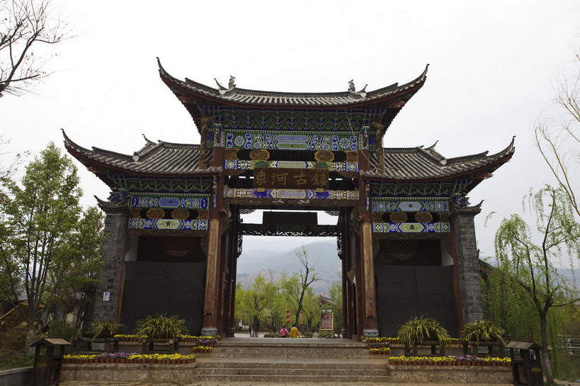 无人,横图,室外,白天,仰视,旅游,度假,名胜古迹,植物,楼梯,标志建筑,地标,建筑,雕塑,丽江,中国,亚洲,遗迹,艺术,装饰,标志,雕刻,牌匾,瓦片,文字,字符,阶梯,瓦,古迹,文化,文物,娱乐,标识,建设,古建筑,云南,台阶,树,树木,绿色,天空,自然,工艺品,天,享受,休闲,汉字,旅游胜地,放松,建造,生长,成长,纪念,美术,中文,主题,陈列,古文明,东亚,屋瓦,云南省,丽江古城,中华人民共和国,西南地区,功能,美学,国文,华文,滇,丽江市,彩图,低角度拍摄,大研古城,丽江古镇,束河,束河古镇