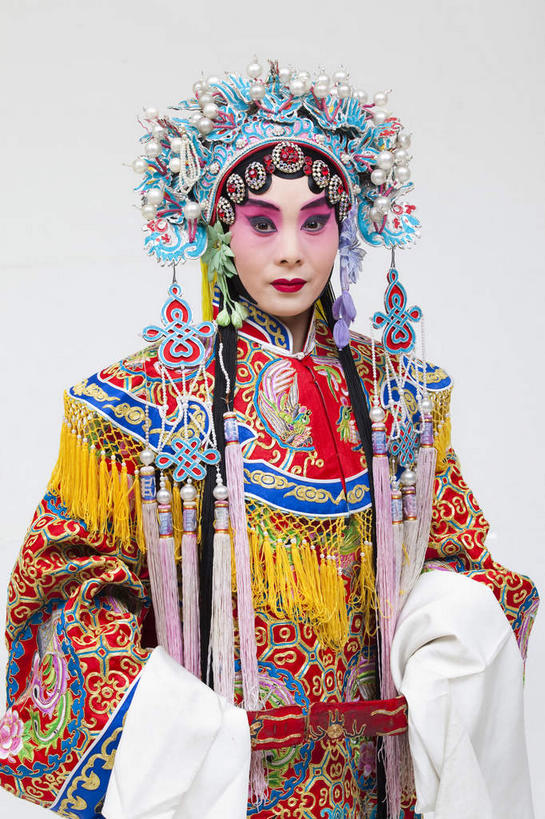 东方人,一个人,演员,音乐家,站,竖图,室内,白天,白色背景,正面,民族服装,化妆,亚洲,仅一个年轻女性,仅一个女性,仅一个人,服装,头饰,注视,黄种人,文化,衣服,彩妆,发夹,发饰,夹子,观察,看,站着,大衣,美女,摄影,服饰,影棚,观看,察看,衣着,穿着,关注,中国文化,摄影棚,表演服,演出服,京剧,戏曲,国粹,杨贵妃,杨玉环,皮黄,衣饰,玉人,佳人,道具服,年轻女性,女人,女性,亚洲人,舞蹈家,站立,半身,彩图,影棚拍摄,传统服装,民俗服,拍摄,京剧服饰,国剧,京戏,平剧,中国戏曲,四大美女,贵妃,羞花,杨太真,传统文化,丽人,美人,舞台妆,京剧演员
