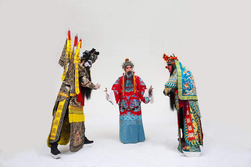 东方人,三个人,兄弟,伙伴,朋友,演员,站,伸展双臂,横图,室内,白天,白色背景,正面,民族服装,友谊,合作,团队,旗帜,亚洲,服装,头饰,注视,黄种人,文化,旗子,衣服,发夹,发饰,夹子,观察,看,站着,大衣,战略,摄影,服饰,影棚,观看,皇帝,权威,察看,衣着,穿着,高贵,关注,中国文化,摄影棚,礼仪,表演服,演出服,京剧,将军,戏曲,国粹,关公,刘备,皮黄,联合,合谋,尊敬,恭敬,权力,统治,旌旗,旗号,权势,衣饰,行礼,天子,将领,九五之尊,圣上,统治者,陛下,官家,势力,道具服,配合,协作,男人,男性,中年男性,亚洲人,敞开双臂,伸开双臂,展开双肩,站立,张开手臂,张开双臂,彩图,全身,影棚拍摄,传统服装,民俗服,拍摄,京剧服饰,车骑将军,司隶校尉,张飞,张益德,张翼德,国剧,京戏,平剧,中国戏曲,昭烈皇帝,烈祖,刘玄德,关长生,关羽,关云长,传统文化,京剧演员,结拜,情义,桃园结义,桃园三结义