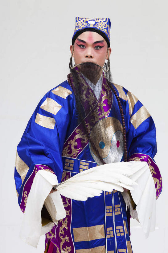 东方人,一个人,站,竖图,室内,白天,白色背景,正面,民族服装,化妆,帽子,亚洲,仅一个男性,仅一个人,仅一个中年男性,一把,握,服装,扇子,清凉,注视,黄种人,凉爽,文化,衣服,彩妆,观察,看,站着,大衣,握着,摄影,服饰,影棚,观看,察看,衣着,穿着,关注,摄影棚,表演服,演出服,京剧,诸葛亮,军事家,政治家,衣饰,羽毛扇,散文家,道具服,男人,男性,中年男性,亚洲人,站立,半身,彩图,影棚拍摄,传统服装,民俗服,拍摄,京剧服饰,羽扇,忠武侯,武兴王,卧龙,伏龙,诸葛孔明,孔明,传统文化,舞台妆