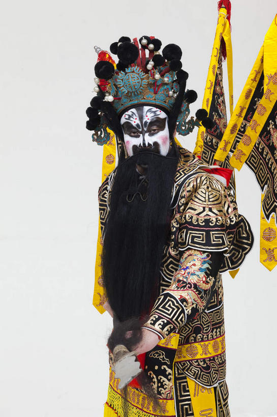 东方人,胡须,一个人,演员,站,竖图,室内,白天,白色背景,正面,民族服装,化妆,旗帜,亚洲,仅一个男性,仅一个人,仅一个中年男性,服装,头饰,注视,黄种人,文化,旗子,衣服,彩妆,发夹,发饰,夹子,观察,看,站着,大衣,摄影,服饰,影棚,观看,察看,衣着,穿着,关注,中国文化,摄影棚,表演服,演出服,京剧,将军,戏曲,国粹,皮黄,旌旗,旗号,衣饰,道具服,男人,男性,中年男性,亚洲人,胡子,络腮胡,站立,半身,彩图,影棚拍摄,传统服装,民俗服,拍摄,京剧服饰,车骑将军,司隶校尉,张飞,张益德,张翼德,国剧,京戏,平剧,中国戏曲,传统文化,舞台妆,京剧演员