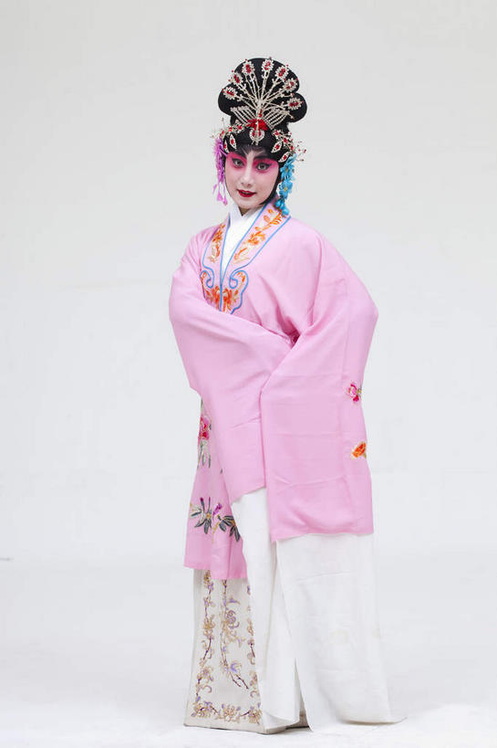 东方人,一个人,演员,站,竖图,室内,白天,白色背景,正面,民族服装,化妆,亚洲,仅一个年轻女性,仅一个女性,仅一个人,服装,装饰,头饰,注视,黄种人,文化,发簪,衣服,彩妆,发饰,饰品,观察,看,站着,大衣,美女,搭,摄影,服饰,影棚,观看,华丽,修饰,点缀,察看,衣着,穿着,搭着,关注,中国文化,摄影棚,礼仪,表演服,演出服,京剧,配饰,戏曲,国粹,貂蝉,皮黄,衬托,美观,雅致,雅观,尊敬,恭敬,簪子,衣饰,行礼,玉人,佳人,道具服,年轻女性,女人,女性,亚洲人,站立,彩图,全身,影棚拍摄,传统服装,民俗服,拍摄,京剧服饰,国剧,京戏,平剧,中国戏曲,四大美女,侍女,闭月,任红昌,传统文化,丽人,美人,舞台妆,京剧演员